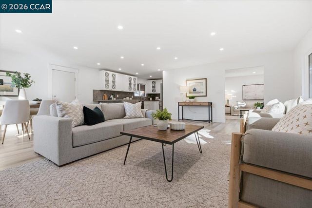 6 Sparrow Ct, Moraga, CA 94556