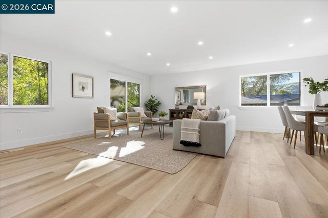 6 Sparrow Ct, Moraga, CA 94556