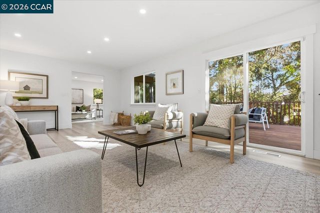 6 Sparrow Ct, Moraga, CA 94556