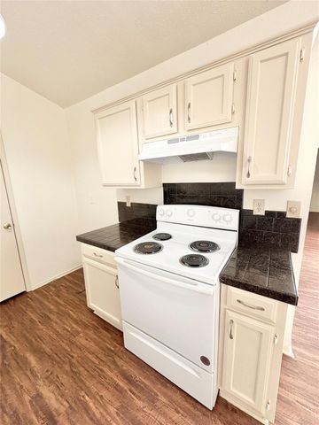 658 Stonehenge Drive, Grand Prairie, TX 75052