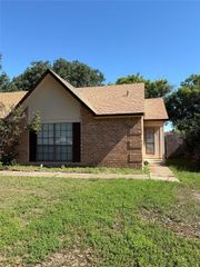 658 Stonehenge Drive, Grand Prairie, TX 75052
