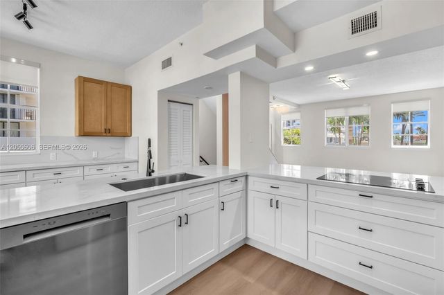 2065 S Ocean Dr TH1, Hallandale Beach, FL 33009