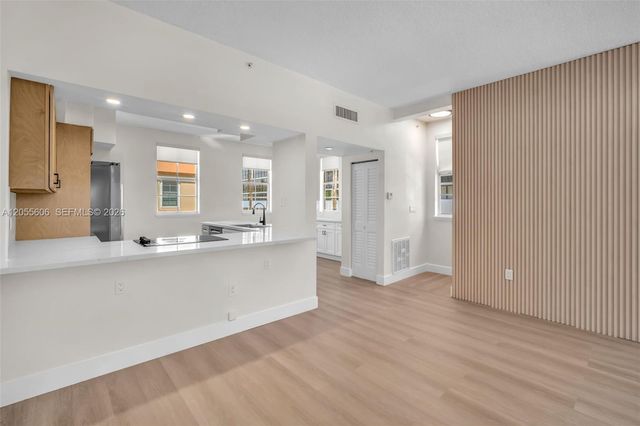 2065 S Ocean Dr TH1, Hallandale Beach, FL 33009
