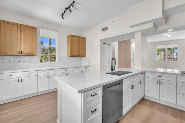 2065 S Ocean Dr TH1, Hallandale Beach, FL 33009