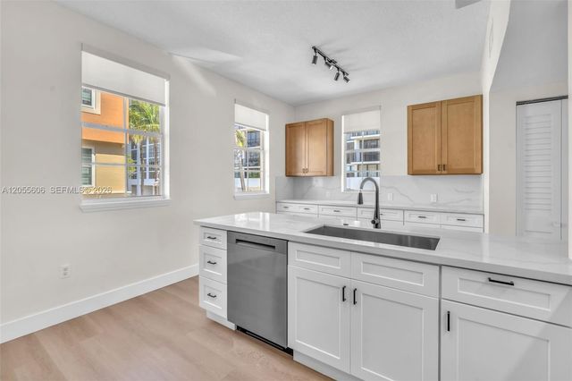 2065 S Ocean Dr TH1, Hallandale Beach, FL 33009