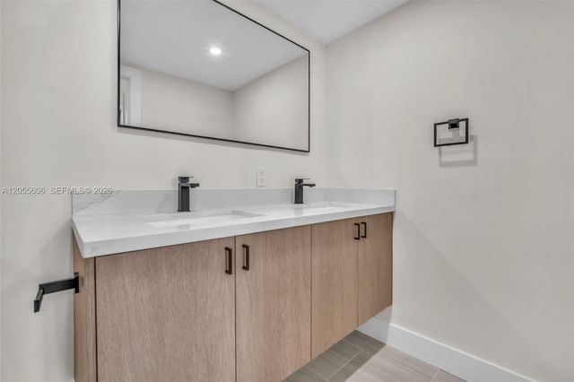 2065 S Ocean Dr TH1, Hallandale Beach, FL 33009