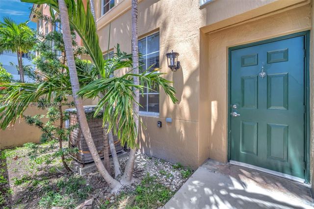 2065 S Ocean Dr TH1, Hallandale Beach, FL 33009