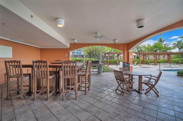 2065 S Ocean Dr TH1, Hallandale Beach, FL 33009
