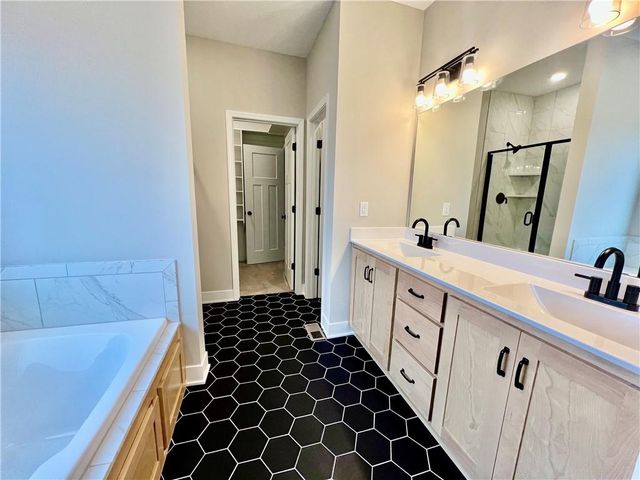 1925 Longview Drive, Liberty, MO 64068