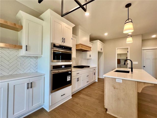 1925 Longview Drive, Liberty, MO 64068