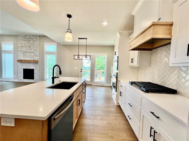 1925 Longview Drive, Liberty, MO 64068