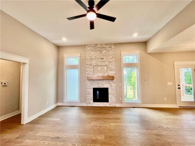 1925 Longview Drive, Liberty, MO 64068