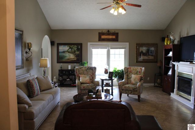 203 McKenzi Park, Benton, KY 42025