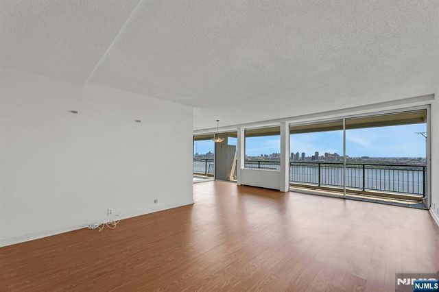 4 Horizon 1022, Fort Lee, NJ 07024