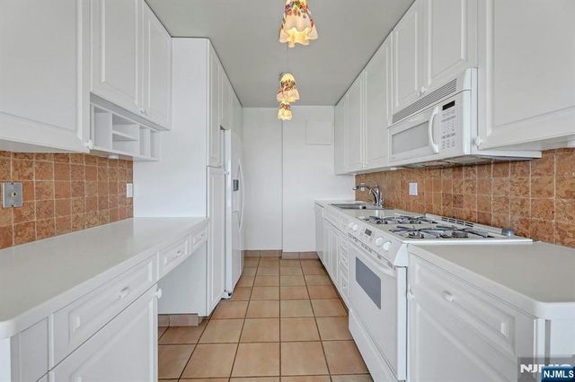 4 Horizon 1022, Fort Lee, NJ 07024