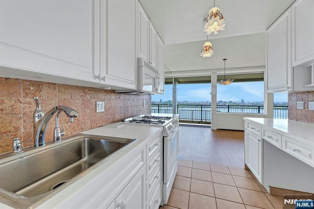 4 Horizon 1022, Fort Lee, NJ 07024