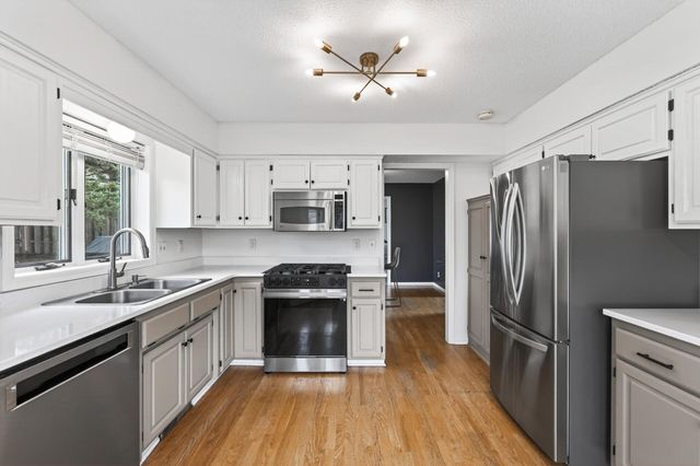 383 Tessier Circle, Vadnais Heights, MN 55127