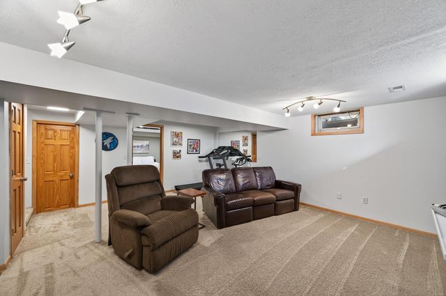 383 Tessier Circle, Vadnais Heights, MN 55127