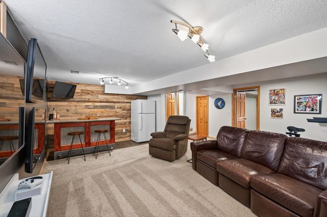 383 Tessier Circle, Vadnais Heights, MN 55127