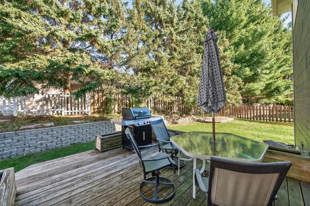 383 Tessier Circle, Vadnais Heights, MN 55127