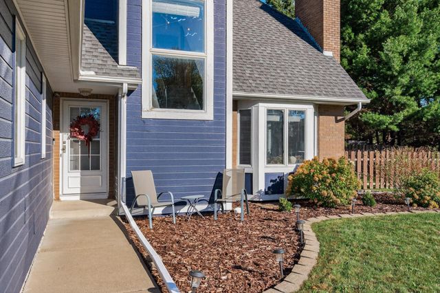 383 Tessier Circle, Vadnais Heights, MN 55127