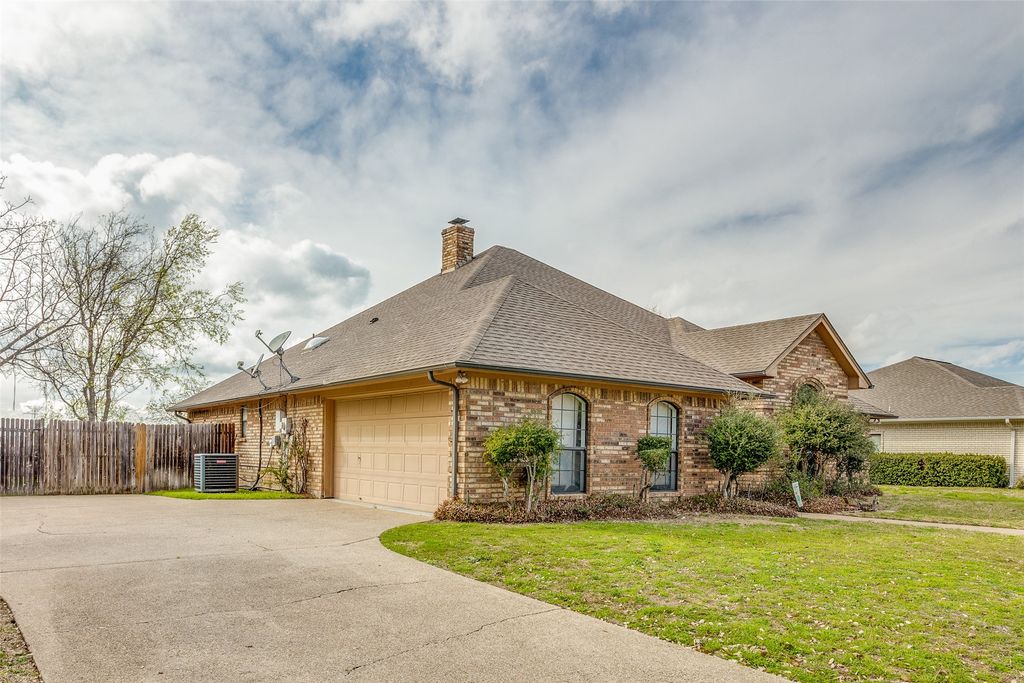329 Sexton Lane, Benbrook, TX 76126