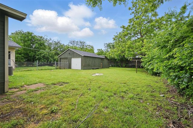906 E Houston Street, Sherman, TX 75092