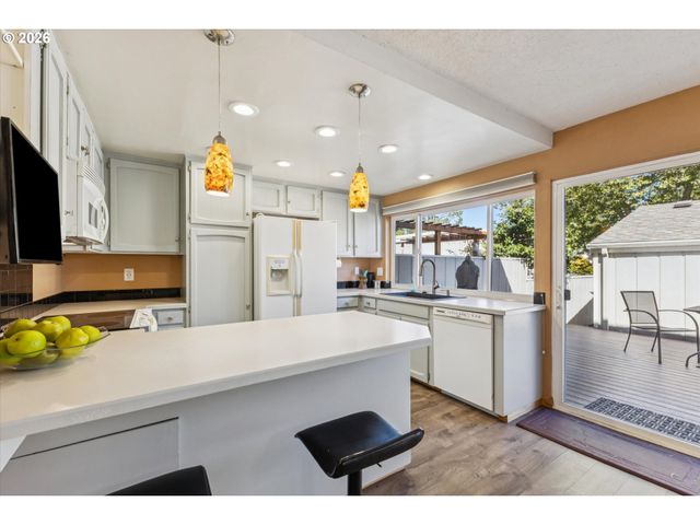 1325 BONNIEBRAE Dr, Lake Oswego, OR 97034