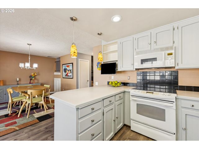 1325 BONNIEBRAE Dr, Lake Oswego, OR 97034