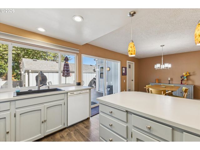 1325 BONNIEBRAE Dr, Lake Oswego, OR 97034