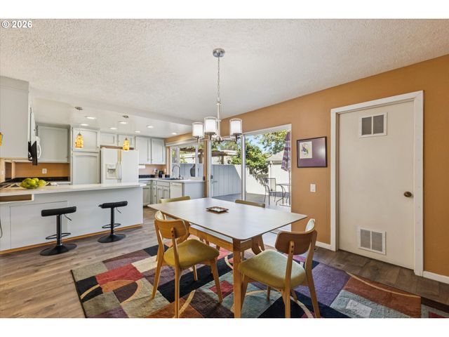 1325 BONNIEBRAE Dr, Lake Oswego, OR 97034