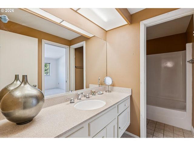 1325 BONNIEBRAE Dr, Lake Oswego, OR 97034