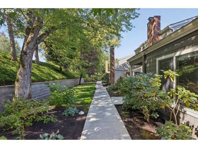 1325 BONNIEBRAE Dr, Lake Oswego, OR 97034