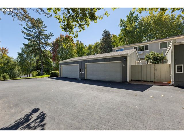 1325 BONNIEBRAE Dr, Lake Oswego, OR 97034