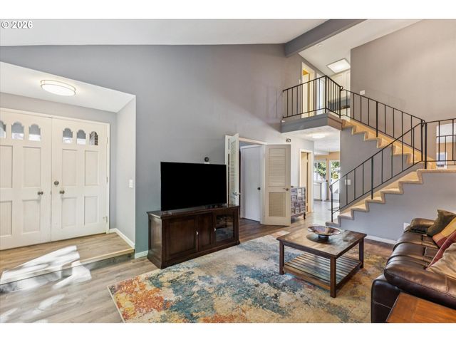 1325 BONNIEBRAE Dr, Lake Oswego, OR 97034