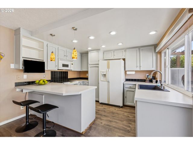 1325 BONNIEBRAE Dr, Lake Oswego, OR 97034