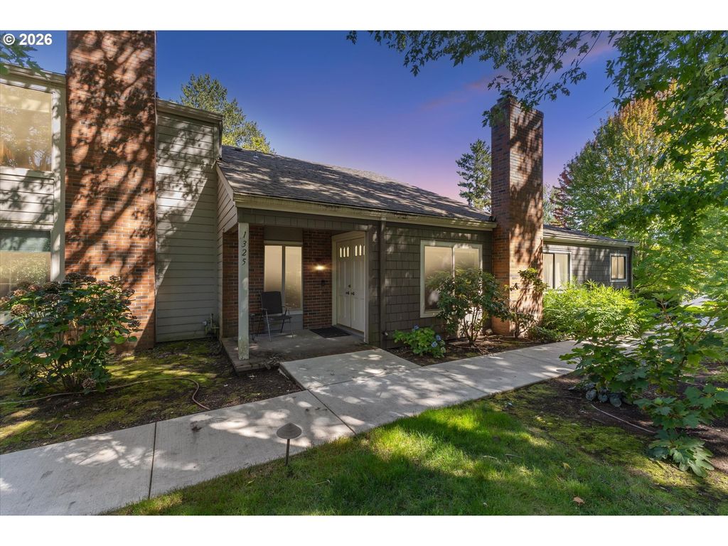 1325 BONNIEBRAE Dr, Lake Oswego, OR 97034