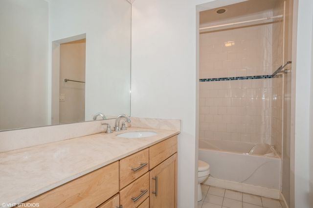 7211 N Oakley Avenue 7211, Chicago, IL 60645