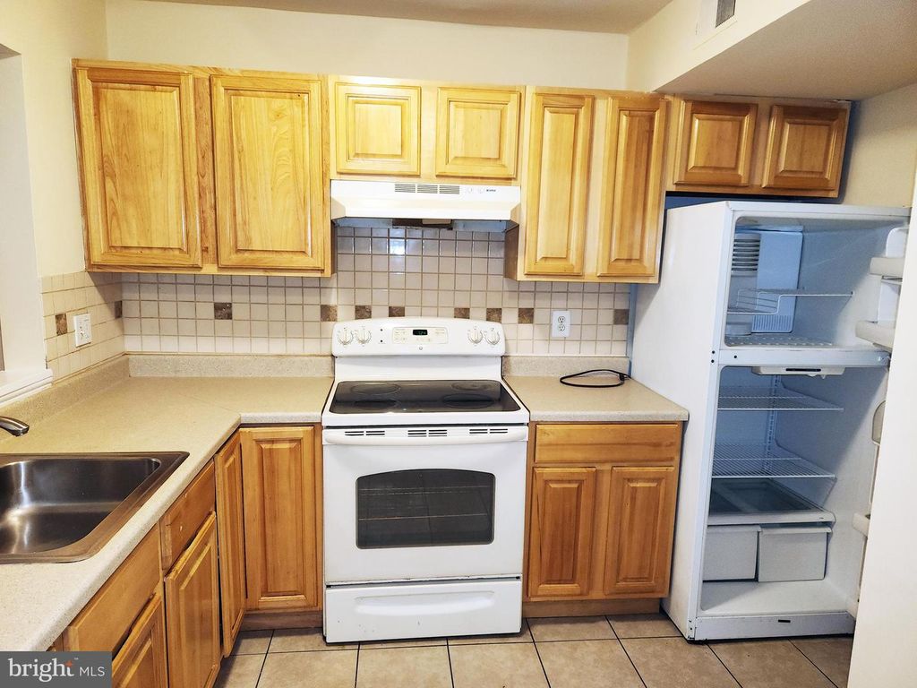 Image 4 of property listing at 1216-1 W LAFAYETTE AVE #3, Baltimore, MD 21217