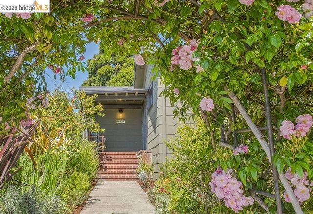 1233 Carleton St, Berkeley, CA 94702