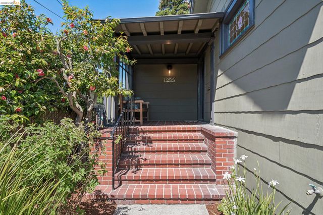1233 Carleton St, Berkeley, CA 94702