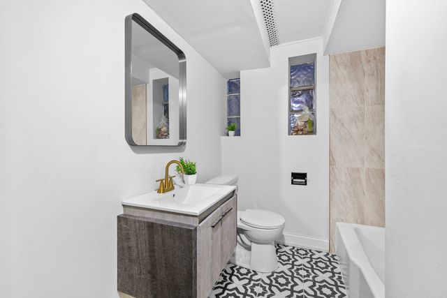 7508 W Devon Avenue, Chicago, IL 60631