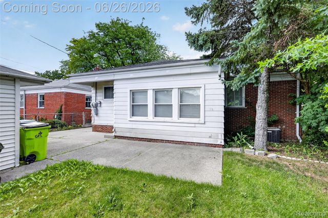 18270 Ash Avenue, Eastpointe, MI 48021