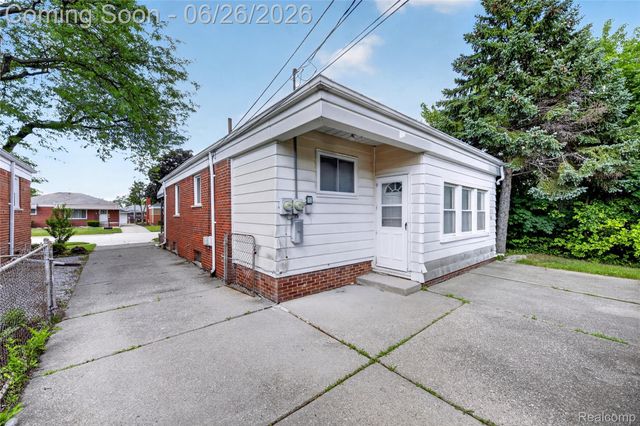 18270 Ash Avenue, Eastpointe, MI 48021