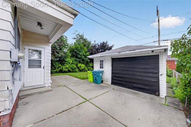 18270 Ash Avenue, Eastpointe, MI 48021