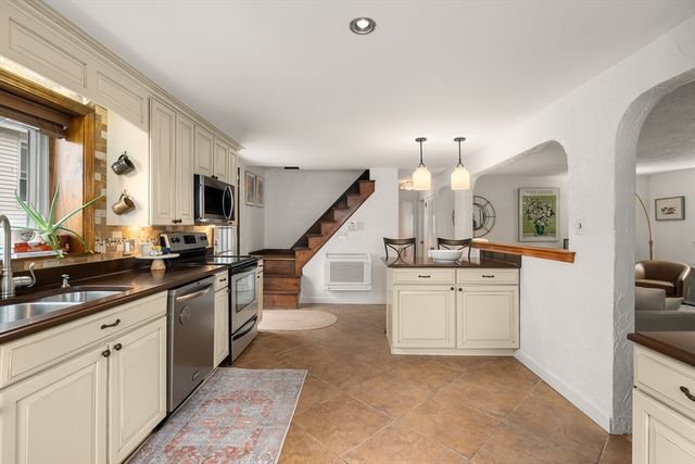 27 Warwick St, Quincy, MA 02171