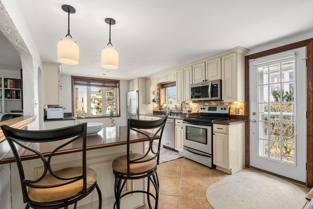 27 Warwick St, Quincy, MA 02171