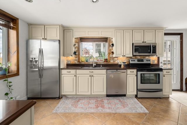 27 Warwick St, Quincy, MA 02171