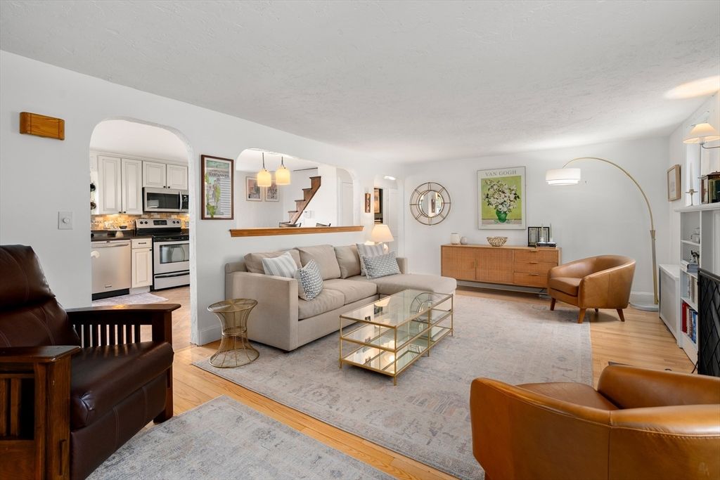 27 Warwick St, Quincy, MA 02171