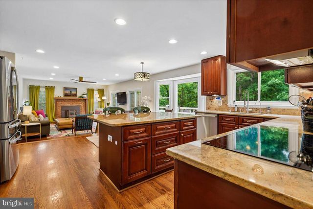 676 OLD HUNT WAY, Herndon, VA 20170